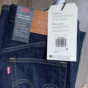NWT Levi’s High Loose Jeans